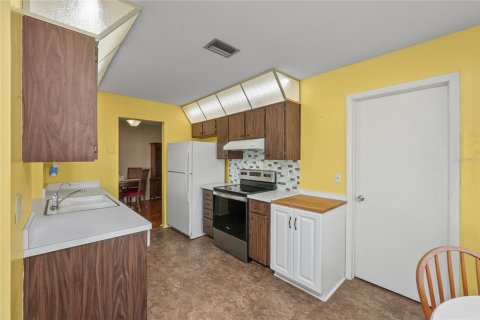Condo in Pinellas Park, Florida, 2 bedrooms № 2099871 - photo 10