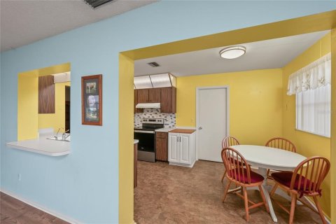 Condo in Pinellas Park, Florida, 2 bedrooms № 2099871 - photo 14