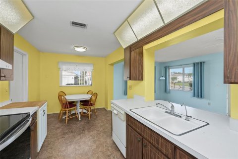 Condo in Pinellas Park, Florida, 2 bedrooms № 2099871 - photo 13