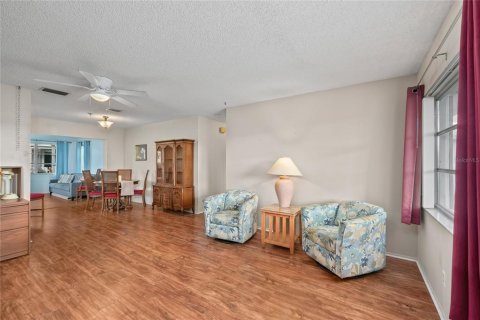 Condo in Pinellas Park, Florida, 2 bedrooms № 2099871 - photo 6