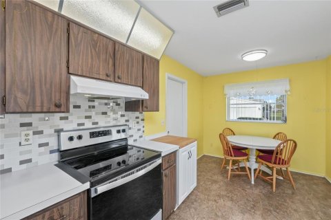 Condo in Pinellas Park, Florida, 2 bedrooms № 2099871 - photo 12