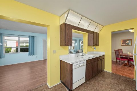 Condo in Pinellas Park, Florida, 2 bedrooms № 2099871 - photo 11