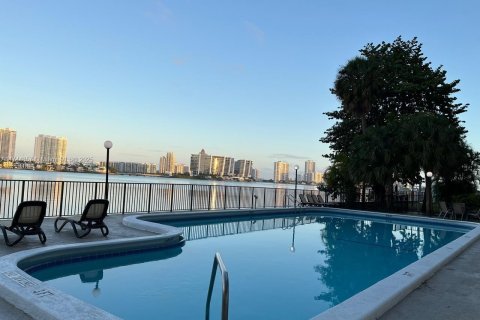 Condo in Sunny Isles Beach, Florida, 1 bedroom  № 1692998 - photo 29