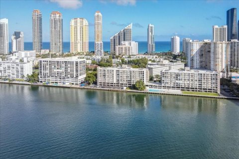 Condo in Sunny Isles Beach, Florida, 1 bedroom  № 1692998 - photo 1