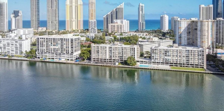 Condo in Sunny Isles Beach, Florida, 1 bedroom  № 1692998