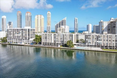 Condo in Sunny Isles Beach, Florida, 1 bedroom  № 1692998 - photo 26
