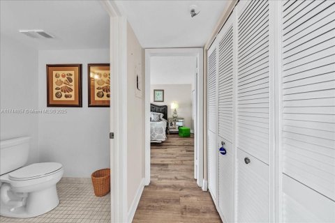 Condo in Sunny Isles Beach, Florida, 1 bedroom  № 1692998 - photo 18