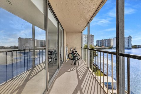 Condo in Sunny Isles Beach, Florida, 1 bedroom  № 1692998 - photo 16