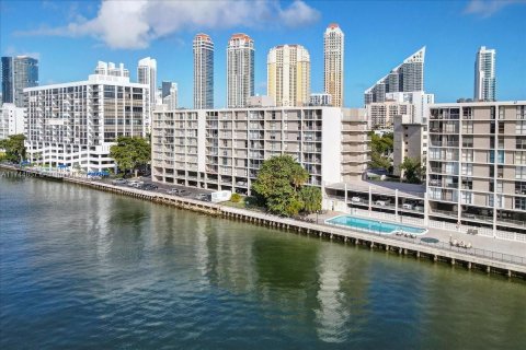 Condo in Sunny Isles Beach, Florida, 1 bedroom  № 1692998 - photo 27
