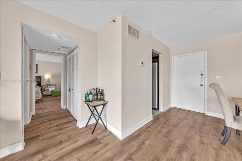 Condo in Sunny Isles Beach, Florida, 1 bedroom  № 1692998 - photo 11