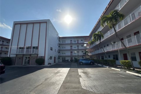 Copropriété à vendre à Lauderdale Lakes, Floride: 1 chambre, 72.74 m2 № 1861765 - photo 2