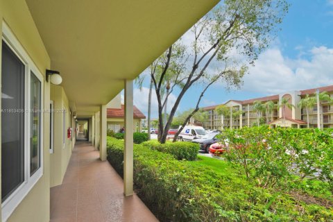 Condominio en venta en Pembroke Pines, Florida, 2 dormitorios, 97.73 m2 № 1872391 - foto 8