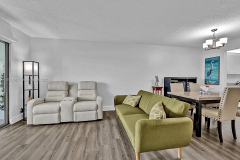 Condominio en venta en Pembroke Pines, Florida, 2 dormitorios, 97.73 m2 № 1872391 - foto 16