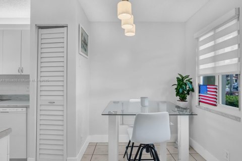 Condominio en venta en Pembroke Pines, Florida, 2 dormitorios, 97.73 m2 № 1872391 - foto 15
