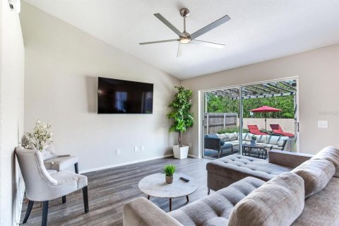 House in Brandon, Florida 3 bedrooms, 123.93 sq.m. № 2200520 - photo 7