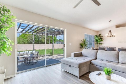 House in Brandon, Florida 3 bedrooms, 123.93 sq.m. № 2200520 - photo 8
