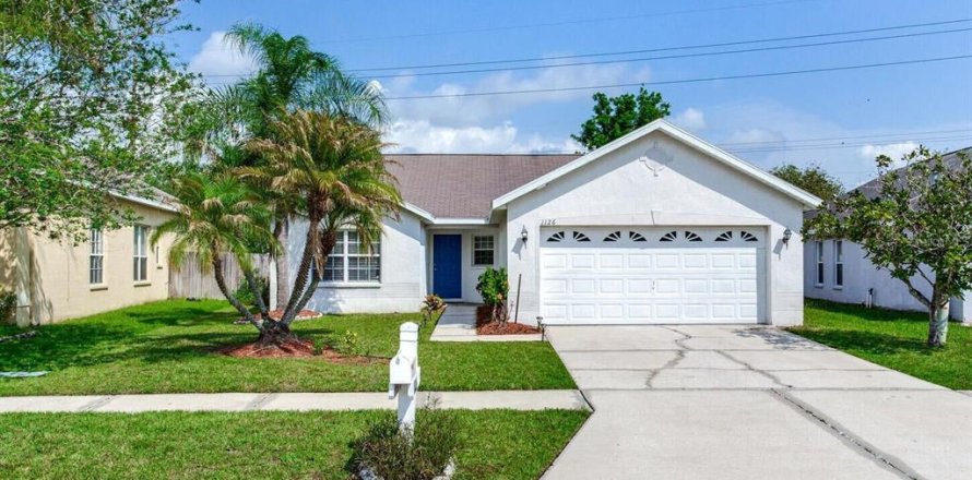 House in Brandon, Florida 3 bedrooms, 123.93 sq.m. № 2200520