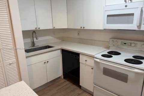 Condo in Miami, Florida, 3 bedrooms № 1982843 - photo 4