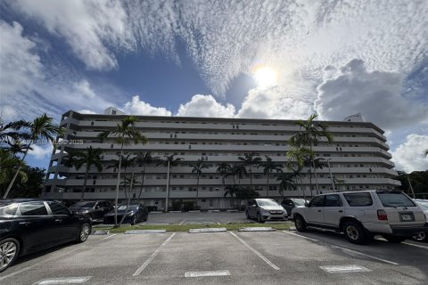 Купить кондоминиум в Майами, Флорида 2 спальни, 151.71м2, № 1984631 - фото 1