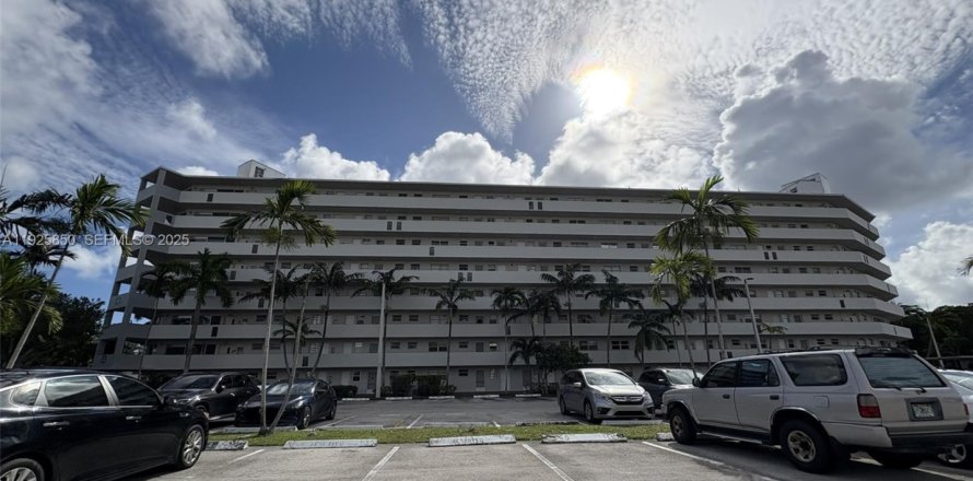 Кондоминиум с 2 спальнями в Майами, Флорида № 1984631