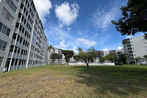 Купить кондоминиум в Майами, Флорида 2 спальни, 151.71м2, № 1984631 - фото 30
