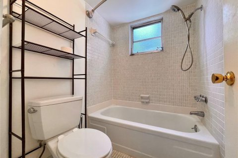 Condo in Bradenton, Florida, 1 bedroom  № 1320293 - photo 12