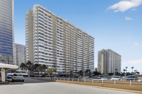 Copropriété à vendre à Hallandale Beach, Floride: 3 chambres, 165.37 m2 № 2033729 - photo 5