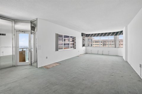 Copropriété à vendre à Hallandale Beach, Floride: 3 chambres, 165.37 m2 № 2033729 - photo 8