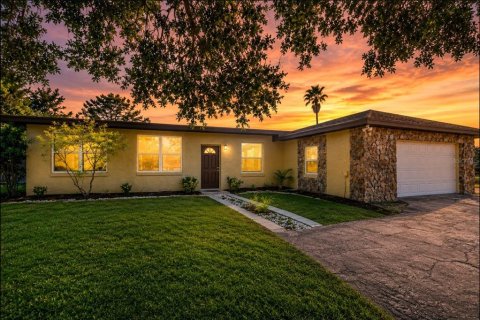 House in Lake Wales, Florida 3 bedrooms, 166.39 sq.m. № 2095782