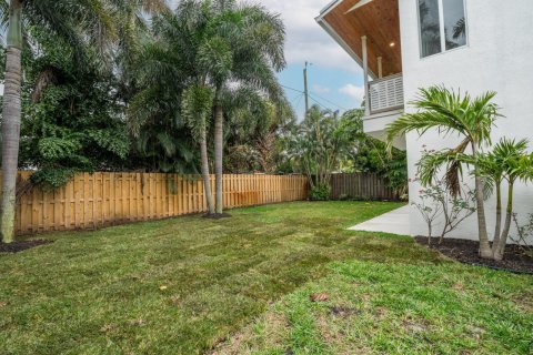 House in Lake Worth, Florida 3 bedrooms, 196.02 sq.m. № 956699 - photo 1