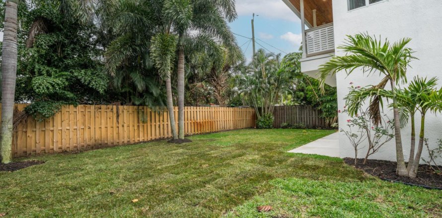 House in Lake Worth, Florida 3 bedrooms, 196.02 sq.m. № 956699