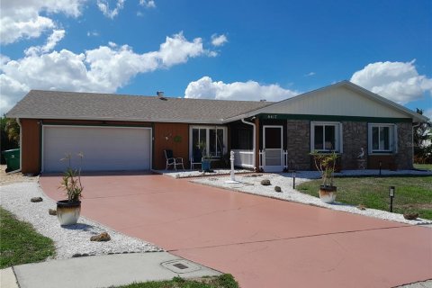 House in Port Charlotte, Florida 3 bedrooms, 134.89 sq.m. № 2291513