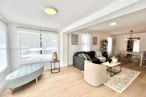 Villa ou maison à louer à Miami, Floride: 3 chambres, 95.88 m2 № 1968149 - photo 2