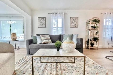 Villa ou maison à louer à Miami, Floride: 3 chambres, 95.88 m2 № 1968149 - photo 1