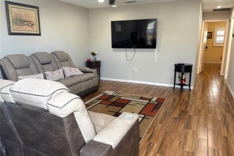 Casa en alquiler en Sun City Center, Florida, 2 dormitorios, 85.47 m2 № 1912778 - foto 3