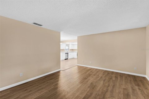 House in Winter Springs, Florida 4 bedrooms, 121.89 sq.m. № 1827876 - photo 3