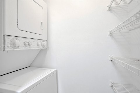 Condominio en alquiler en Miami, Florida, 2 dormitorios, 91.51 m2 № 2087040 - foto 16