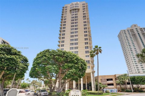 Condominio en alquiler en Miami, Florida, 2 dormitorios, 91.51 m2 № 2087040 - foto 3