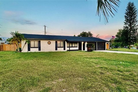 House in Winter Park, Florida 3 bedrooms, 115.01 sq.m. № 2222953 - photo 2