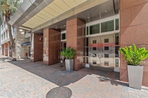 Condo in Miami, Florida, 2 bedrooms  № 1936288 - photo 23