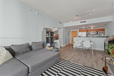 Condo in Miami, Florida, 2 bedrooms  № 1936288 - photo 3