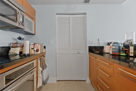 Condo in Miami, Florida, 2 bedrooms  № 1936288 - photo 30