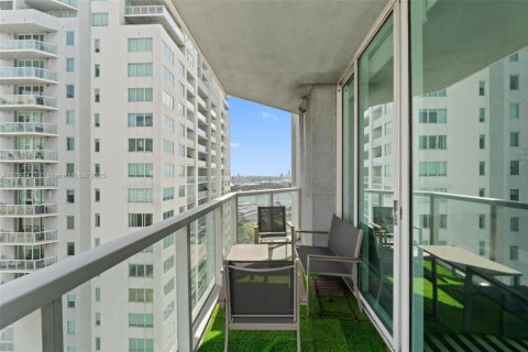 Condo in Miami, Florida, 2 bedrooms  № 1936288 - photo 10