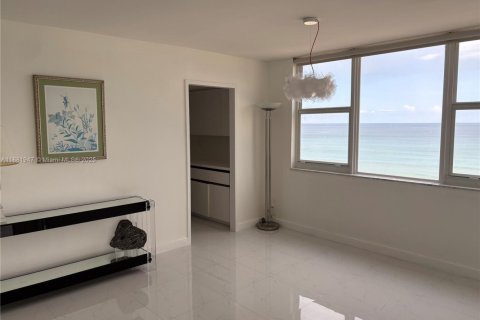Copropriété à louer à Hallandale Beach, Floride: 2 chambres, 136.19 m2 № 2015672 - photo 20