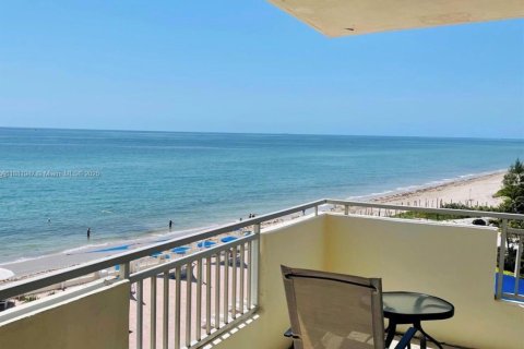 Condominio en Hallandale Beach, Florida, 2 dormitorios  № 2015672