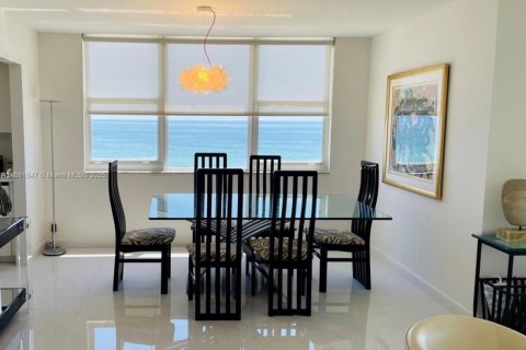 Copropriété à louer à Hallandale Beach, Floride: 2 chambres, 136.19 m2 № 2015672 - photo 7