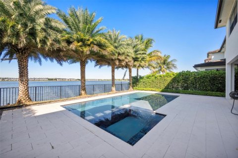 Villa ou maison à Miami Lakes, Floride 5 chambres, 283.35 m2 № 2004072
