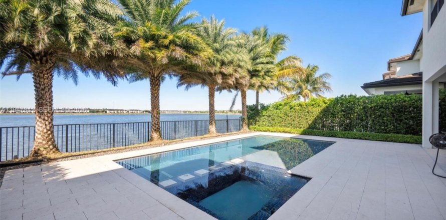 Villa ou maison à Miami Lakes, Floride 5 chambres, 283.35 m2 № 2004072