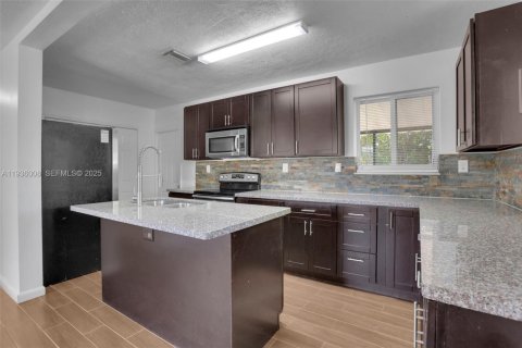 Casa en Hollywood, Florida 3 dormitorios, 92.72 m2 № 2152559