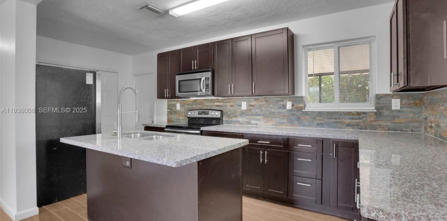 Casa en Hollywood, Florida 3 dormitorios, 92.72 m2 № 2152559